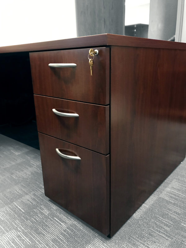 Best price Pre-Own Desks at Office Liquidation